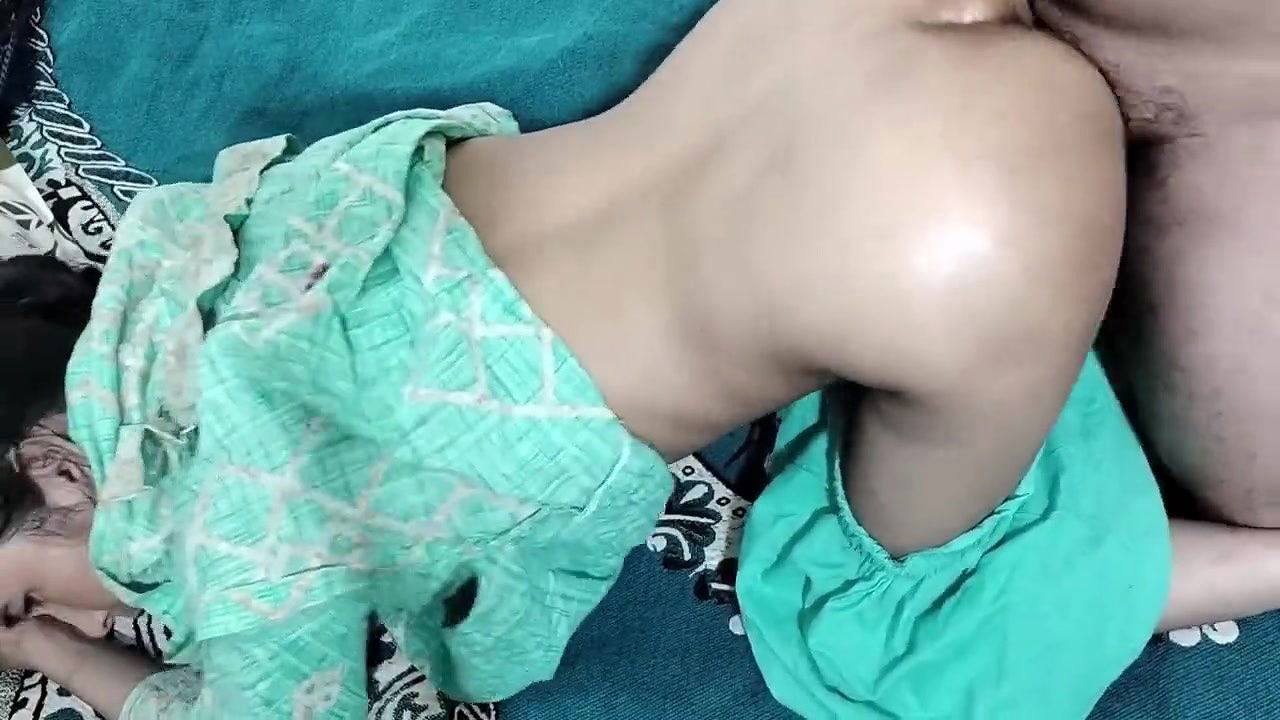 Soyi hui step sister ko nanga karke pel diya