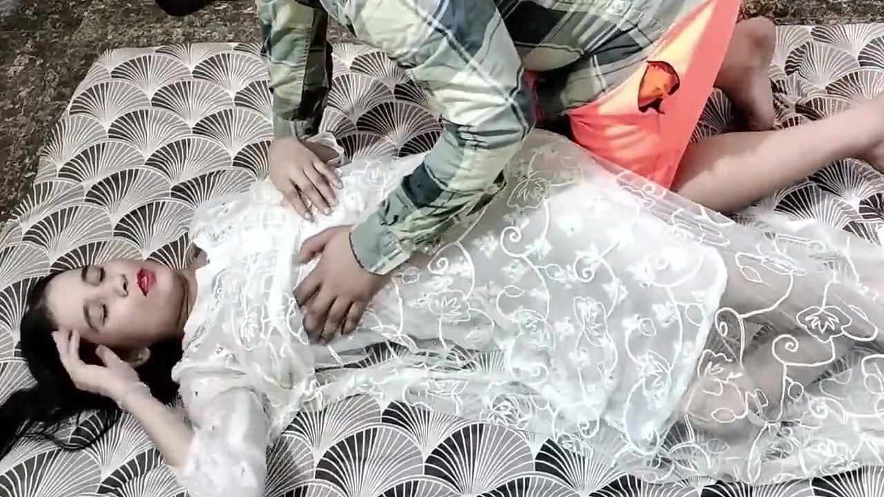 Eid ke deen step sister ko paise dekar chod diya