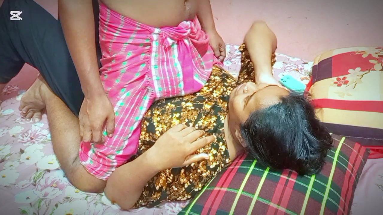 I entered the clock and saw the stepcousin lying down, I could not stay okay after seeing his big milk