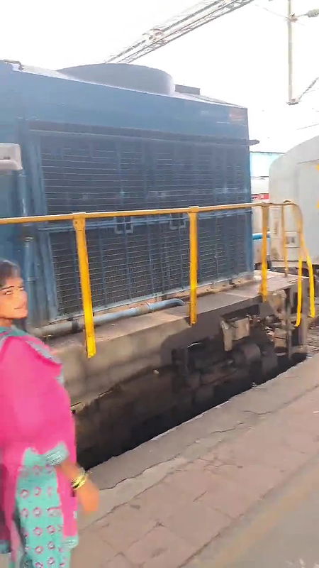 😱INDIAN TRAIN VALI BHABHI girl have sex with step brother Xxx , Desi Village Doggy style rough hardcore College girl tight