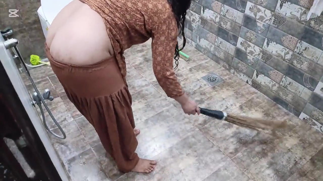 I Recorded My Stepsister While She Is Cleaning Bathroom And Bedroom