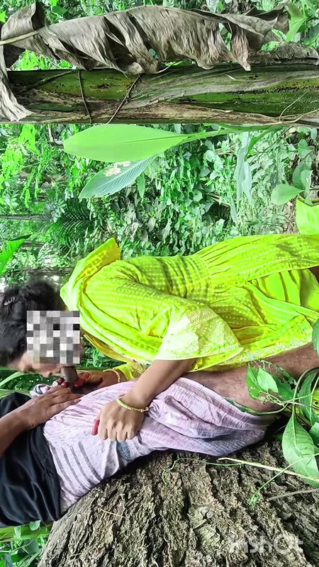 Bengali Boudi debar er sathe jungle e giye sex korlo