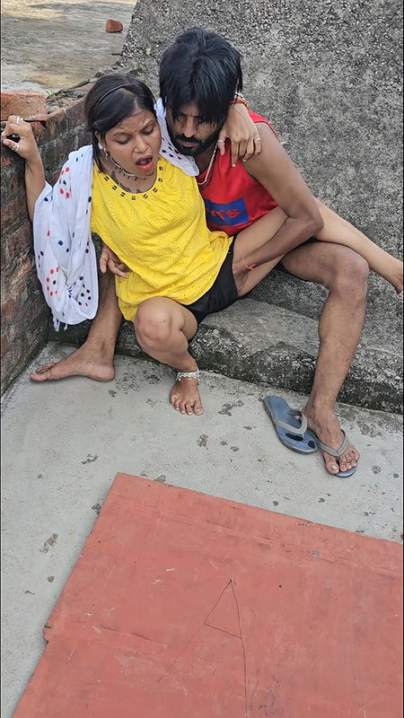 Desi village butiful sali ko jija ne छत pe pela