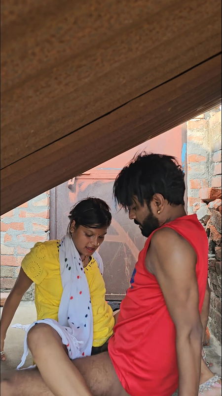 Desi village butiful sali ko jija ne छत pe pela