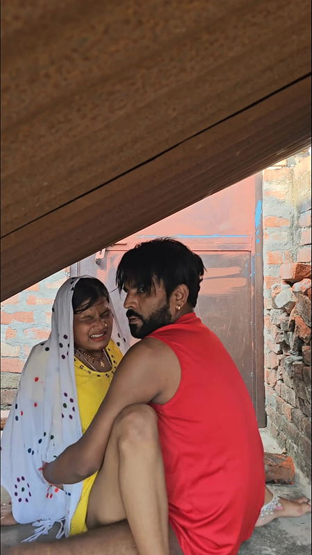 Desi village butiful sali ko jija ne छत pe pela