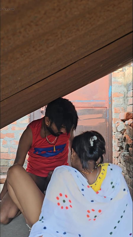 Desi village butiful sali ko jija ne छत pe pela