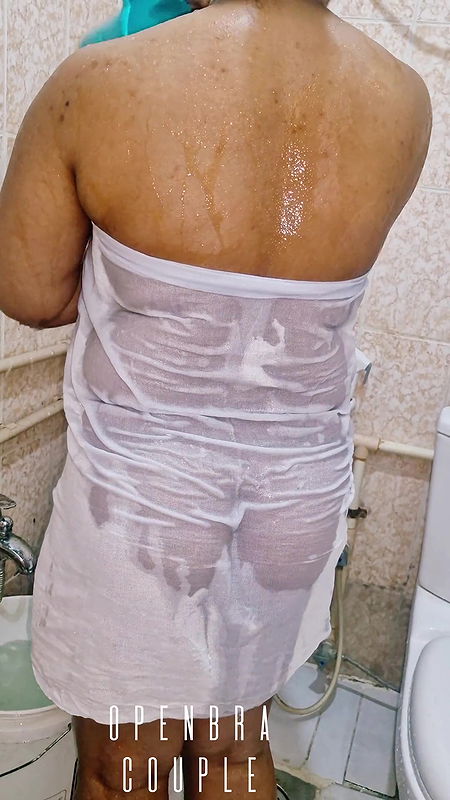 Indian Desi aunty bathing video