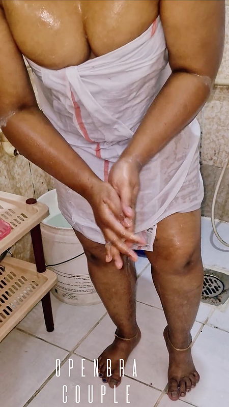 Indian Desi aunty bathing video