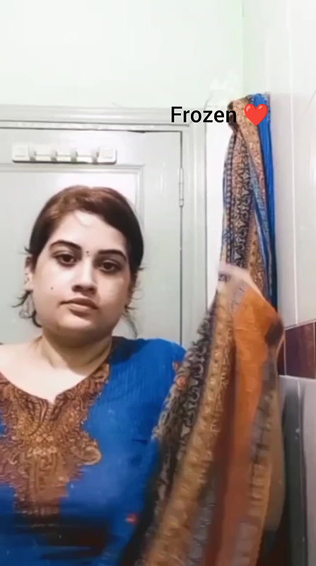 Bhabi strip saree to show her tits