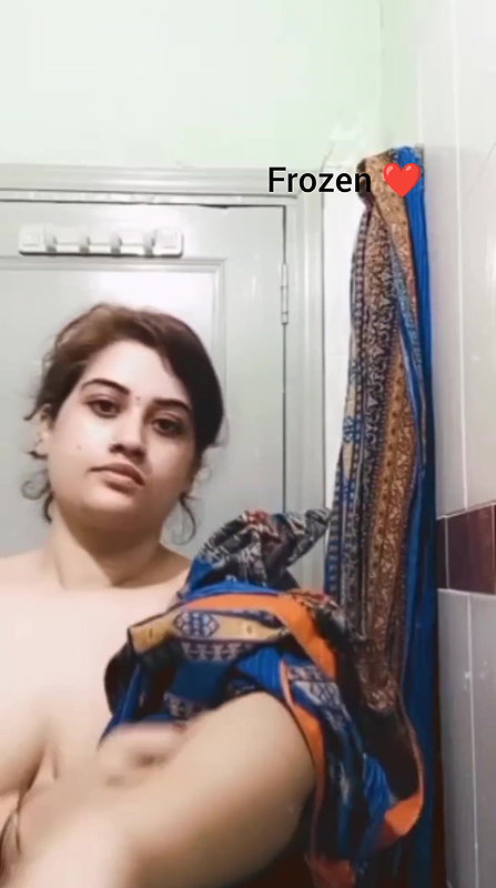 Bhabi strip saree to show her tits