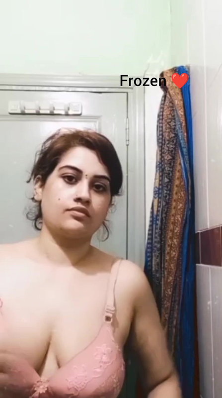 Bhabi strip saree to show her tits