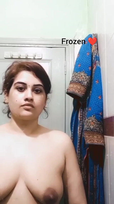Bhabi strip saree to show her tits