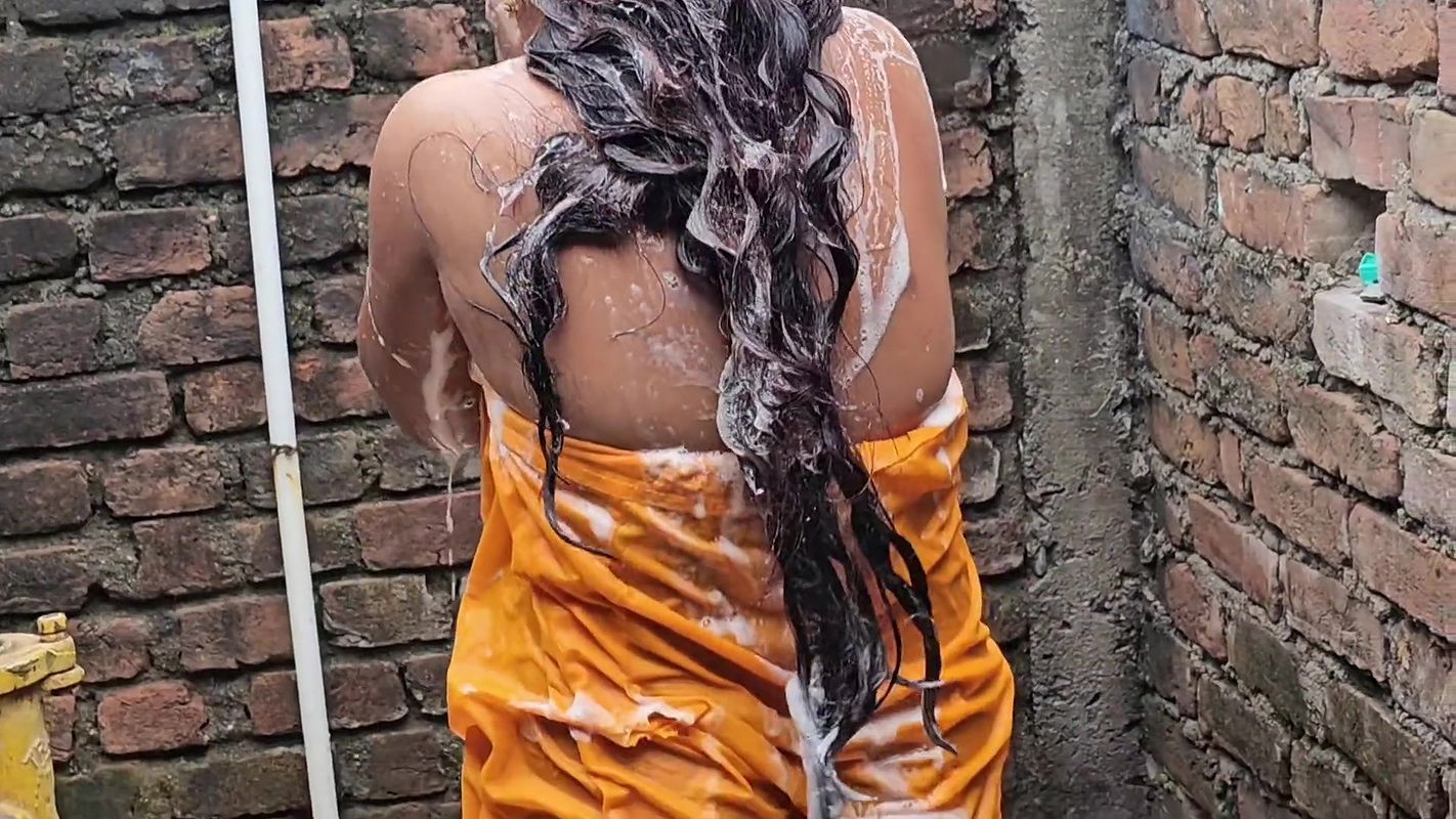 Sneaky moments spent in the bathroom in the light rain of the morning