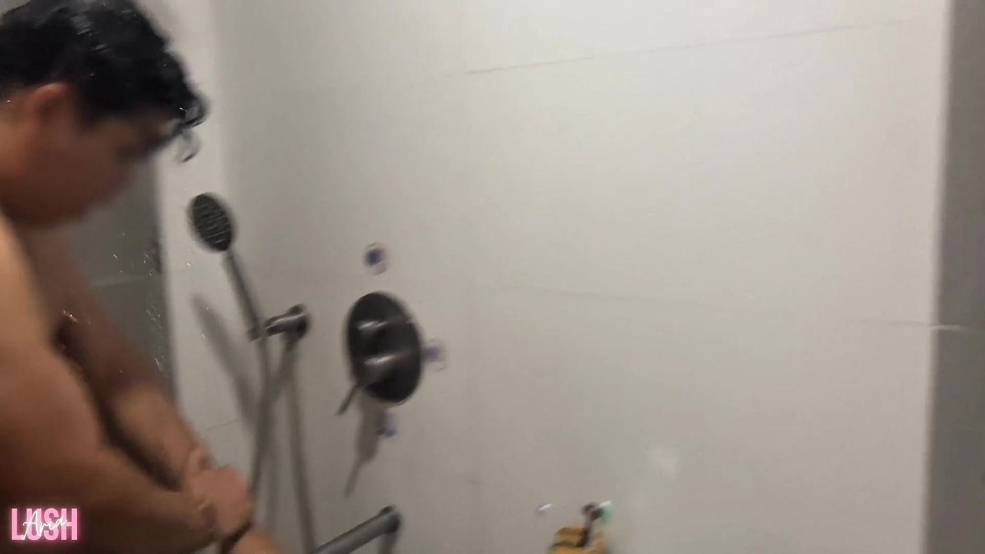 Girlfriend Gives Sloppy BLOWJOB to BF while taking Shower