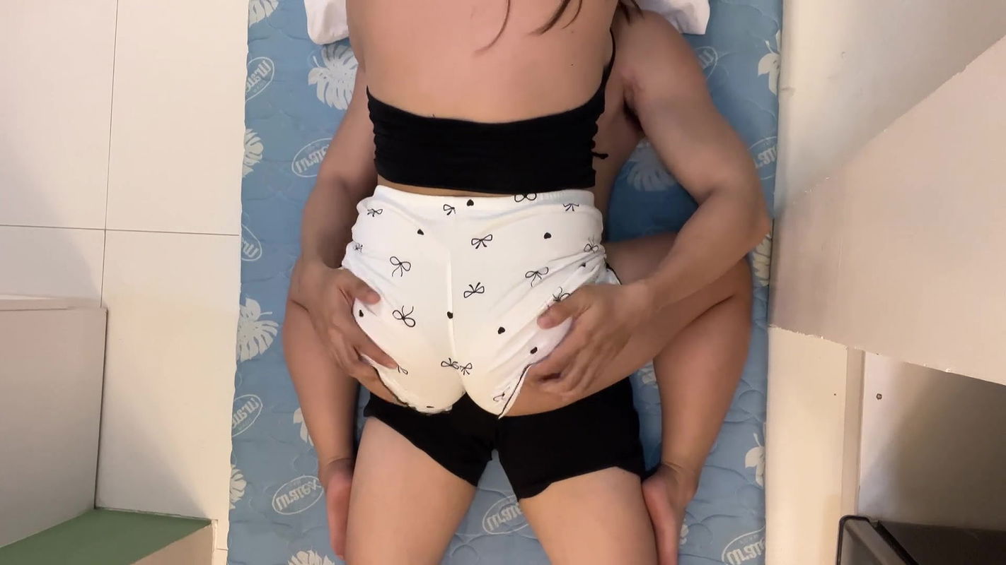 Horny Pinay Fuck Her Friend During Outing