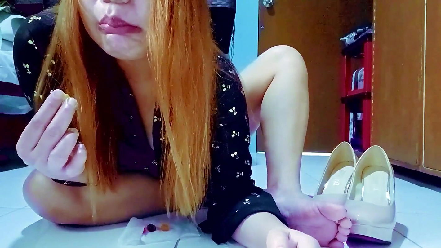 Giantess Finds and Tiny Men