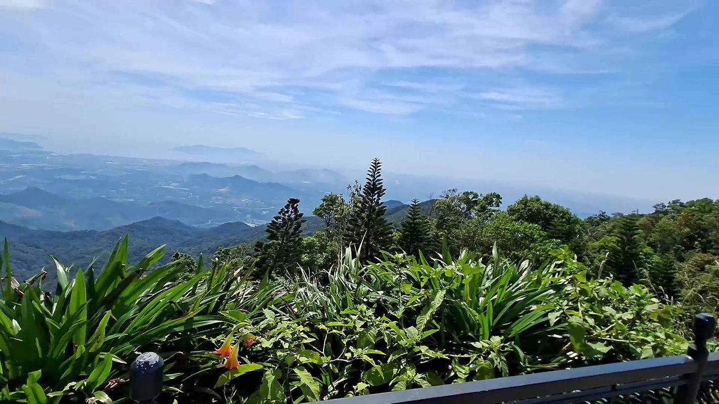 Huge Load of Cum on the Ass in the Middle of Amusement Park