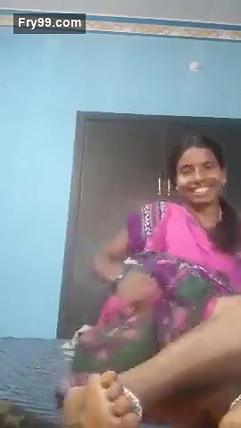 Telugu bhabi open her sare