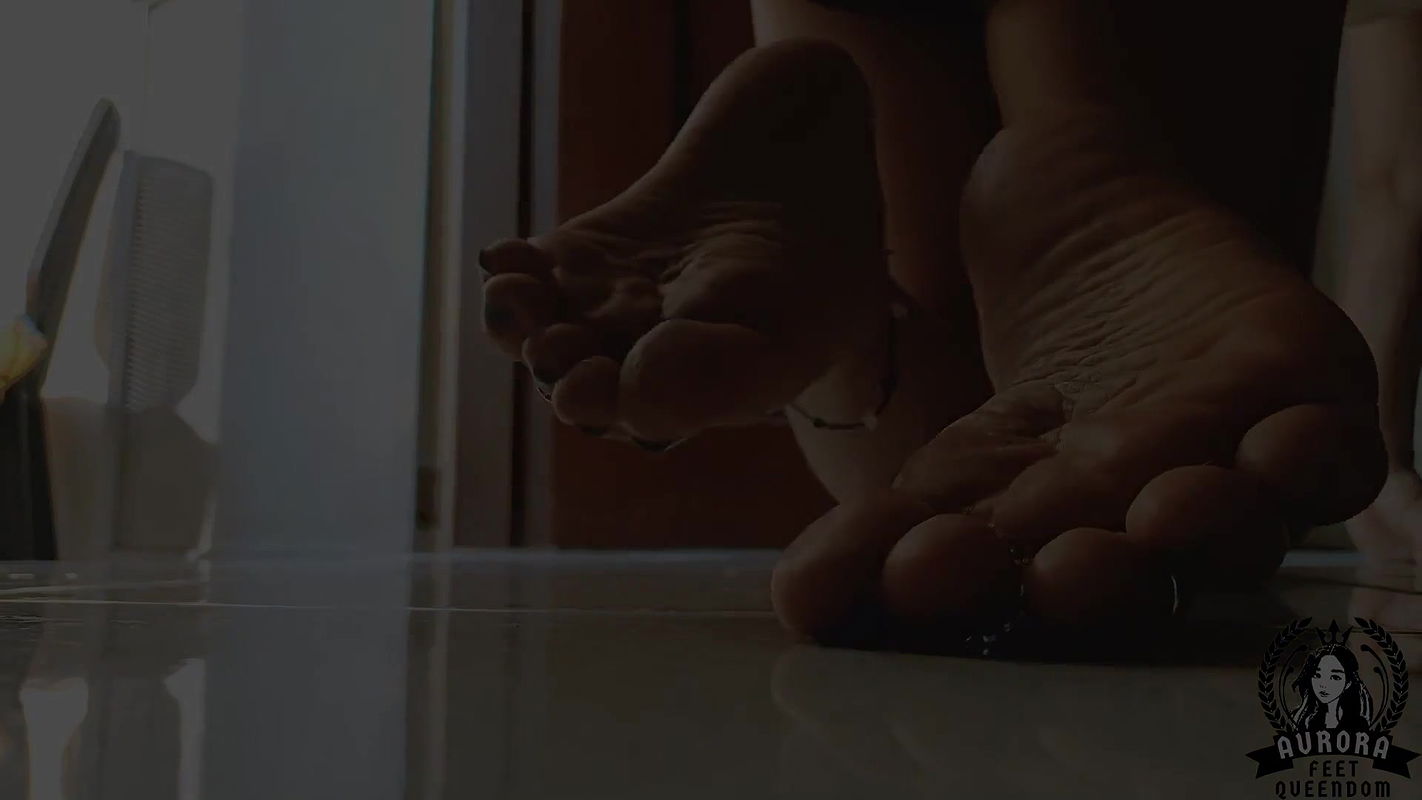 Masturbate to Stepsisters Feet