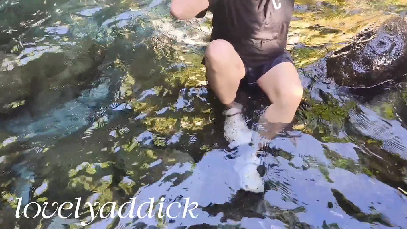 Naligo sa malamig na tubig ng ilog. Outdoor shower.waterfall shower