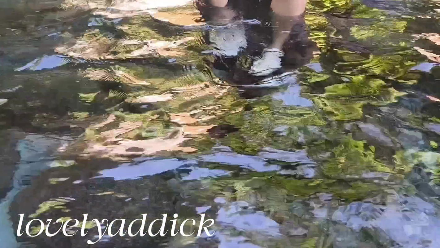 Naligo sa malamig na tubig ng ilog. Outdoor shower.waterfall shower