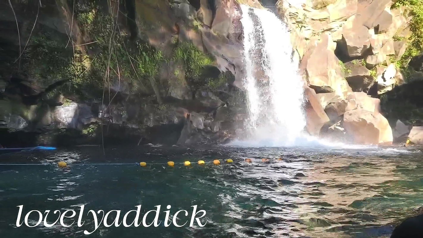 Naligo sa malamig na tubig ng ilog. Outdoor shower.waterfall shower