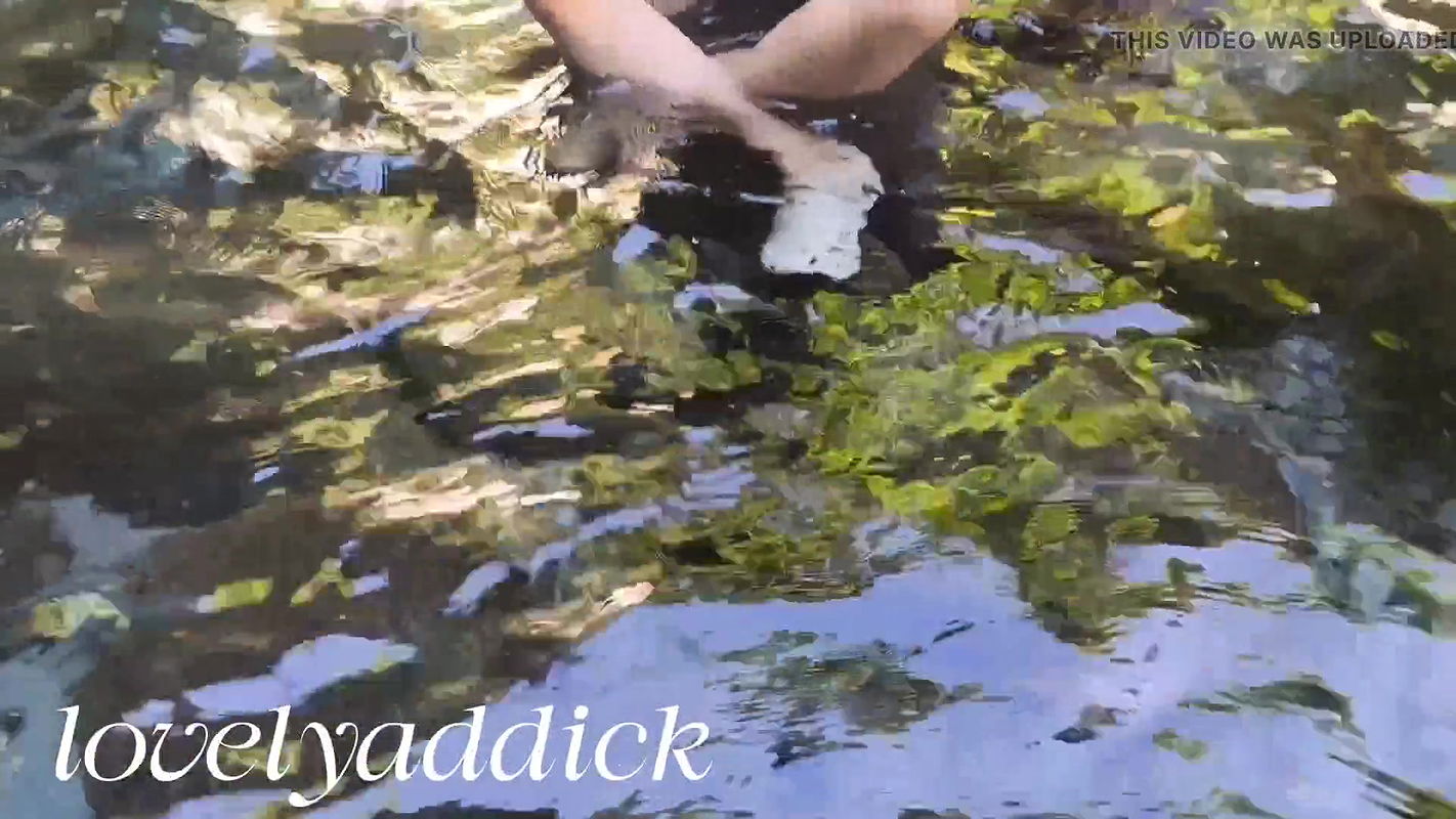 Naligo sa malamig na tubig ng ilog. Outdoor shower.waterfall shower