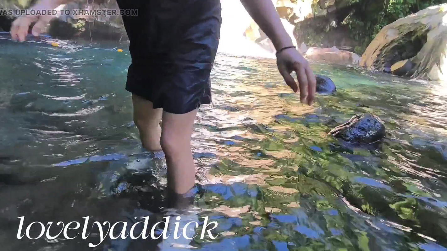 Naligo sa malamig na tubig ng ilog. Outdoor shower.waterfall shower