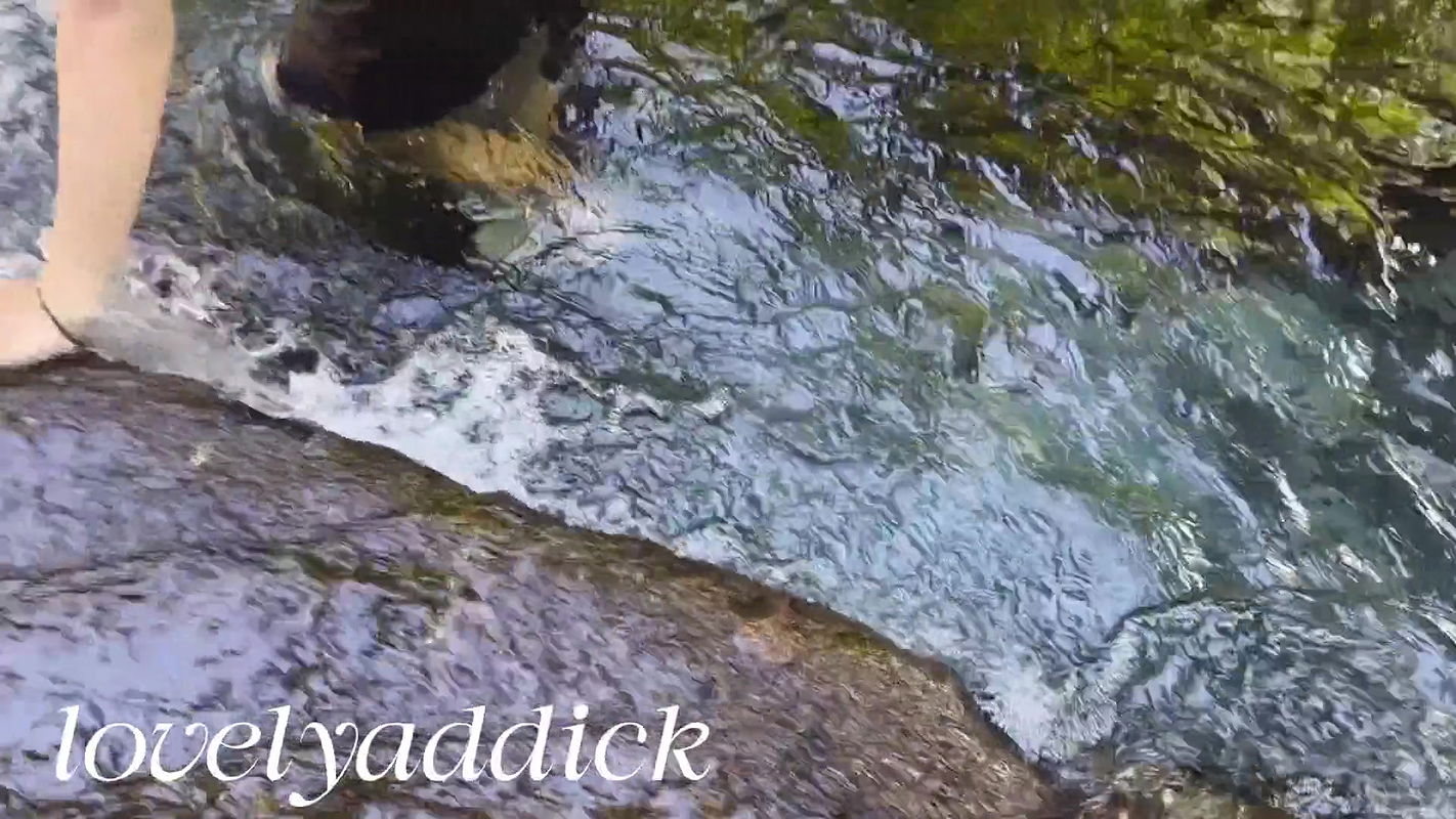 Naligo sa malamig na tubig ng ilog. Outdoor shower.waterfall shower