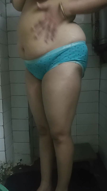 Indian Bhabhi Bathing And Shaving Her Pussy