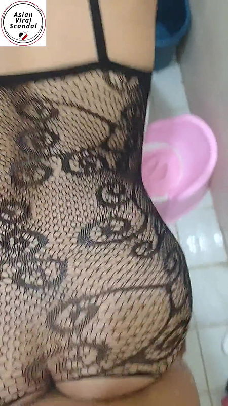 Indonesian Teen in Lingerie fucked in a beach dressing room