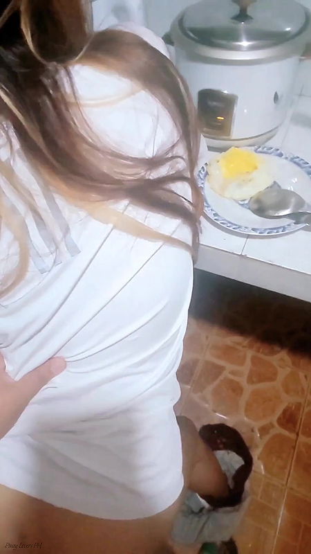 Magandang Pinay Kinantot habang Nagluluto ng Almusal