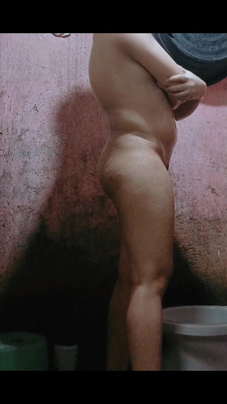 Pinasok na sa CR at iniyot ni kuya habang naliligo si Pinsan