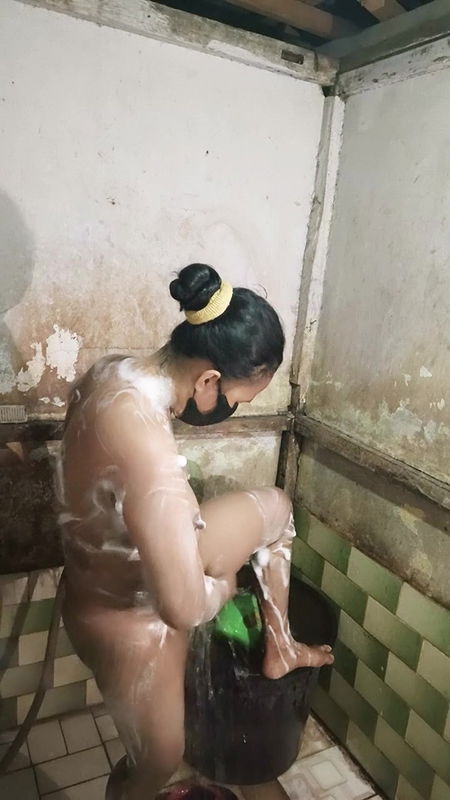 Seeing sister-in-law taking a shower while masturbating