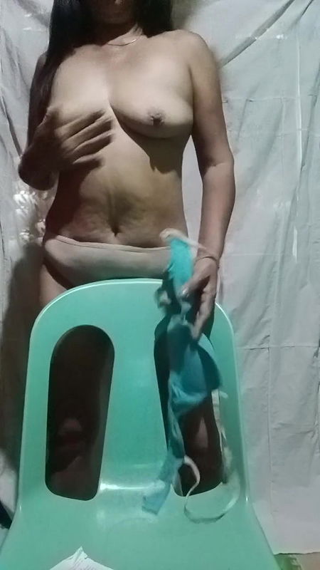 It’s so hot here! This is how I take off my clothes. Do you like it