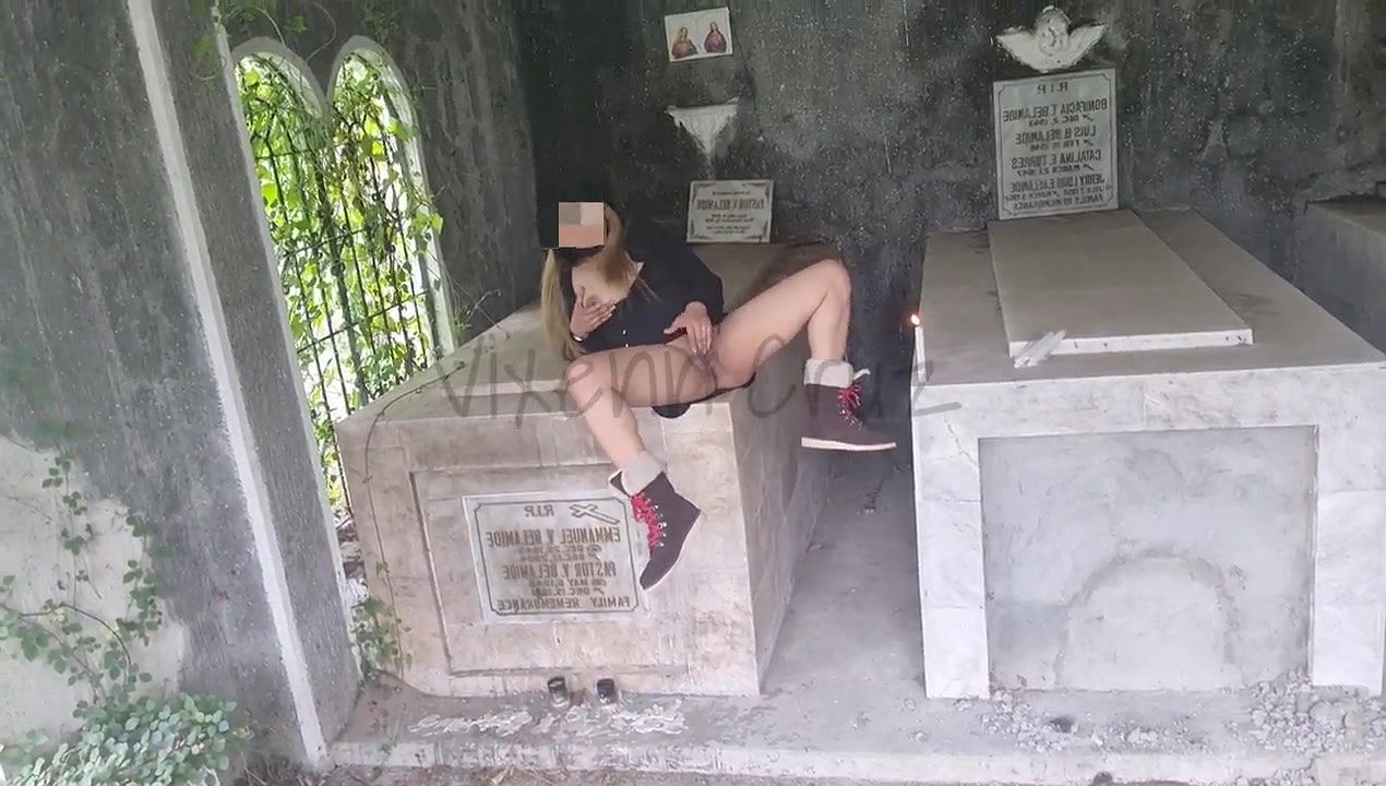 Risky Fingering in the Public Cemetery – Fucking my Pussy