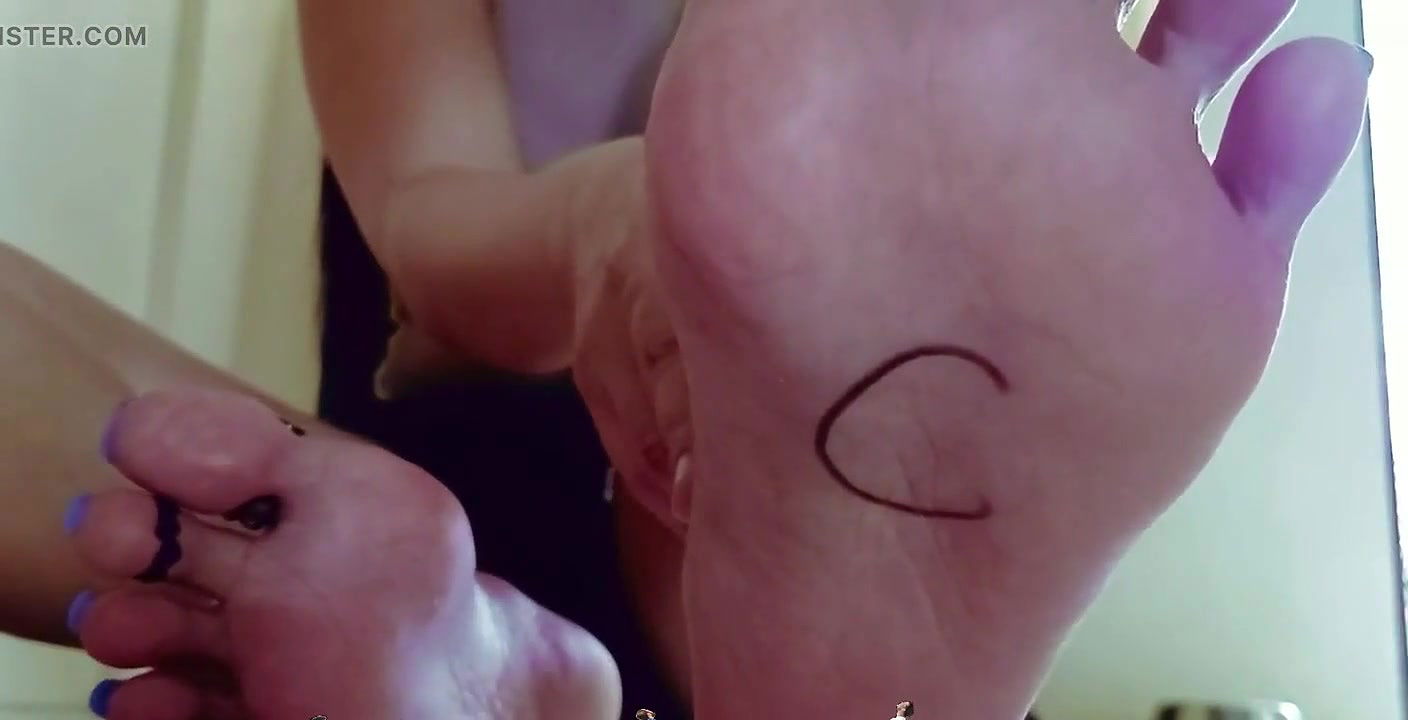 Giantess Teaches the Alphabet to Tiny People