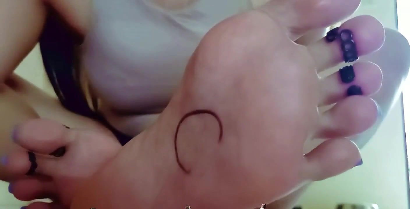 Giantess Teaches the Alphabet to Tiny People