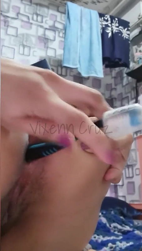 Pinay New Viral – desperately masturbates with toothbrush