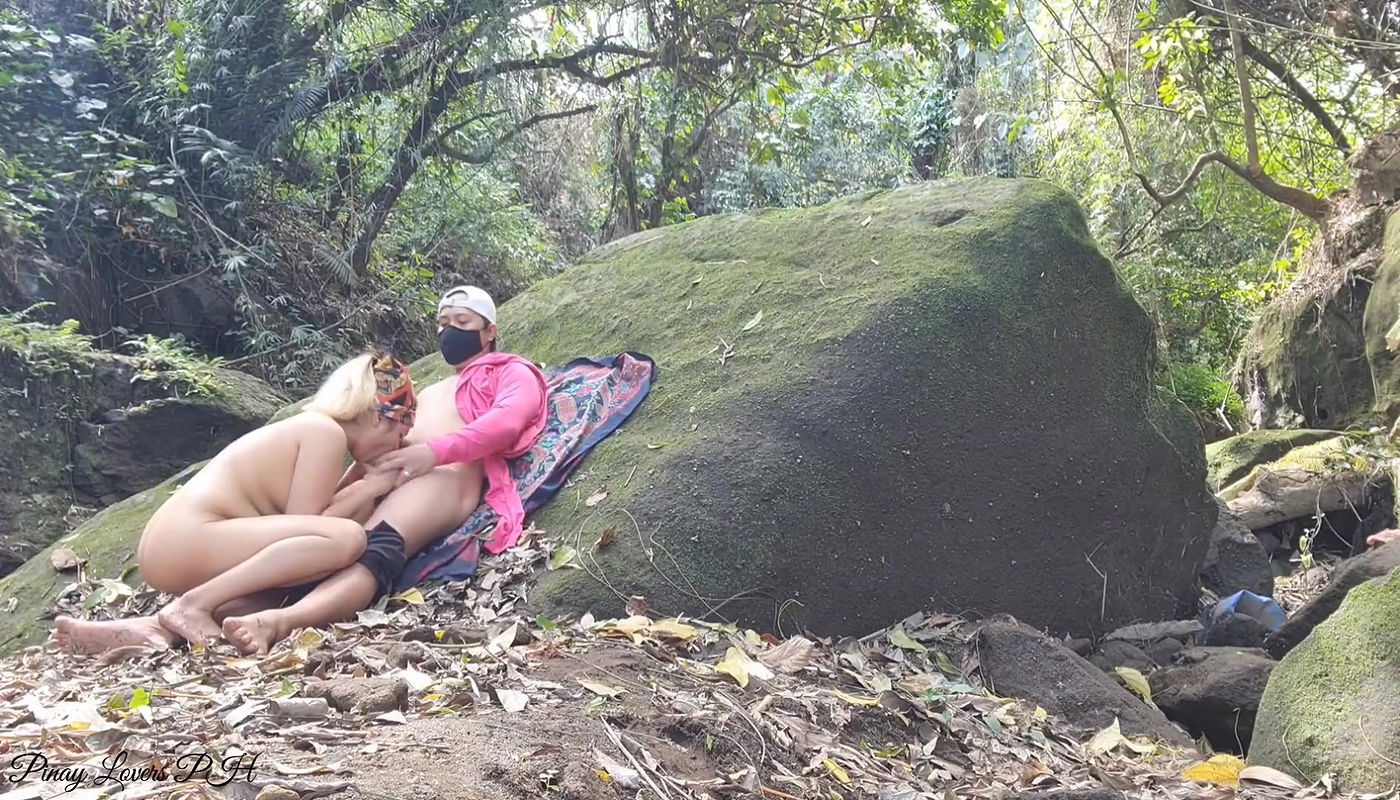 Asian Outdoor Sex Near the Road – Almost Caught