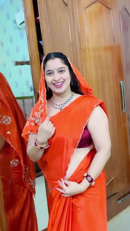 homely desi lady deep navel in orange saree