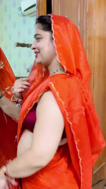 homely desi lady deep navel in orange saree