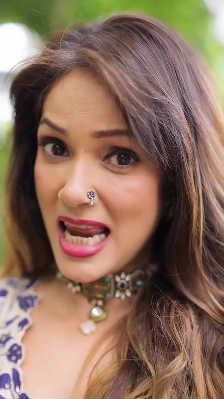 VIDYA MALVADE GORGEOUS AND ENCHANTING HOTTIE IN SAREE TEASE