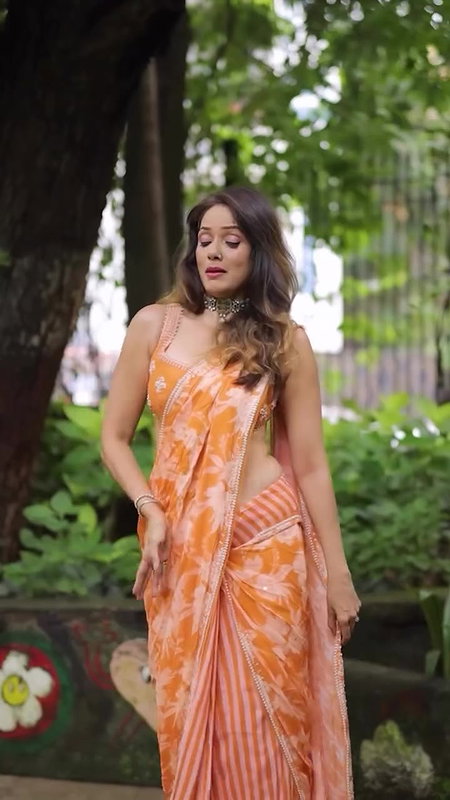 VIDYA MALVADE GORGEOUS AND ENCHANTING HOTTIE IN SAREE TEASE