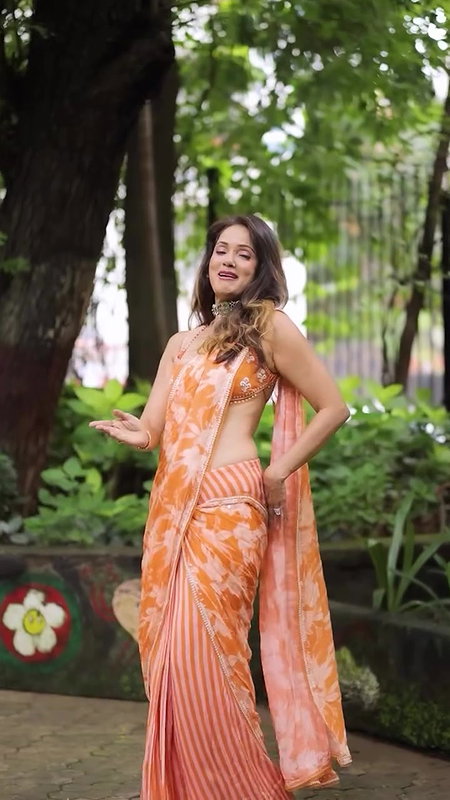 VIDYA MALVADE GORGEOUS AND ENCHANTING HOTTIE IN SAREE TEASE