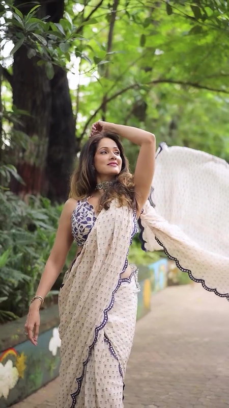 VIDYA MALVADE GORGEOUS AND ENCHANTING HOTTIE IN SAREE TEASE