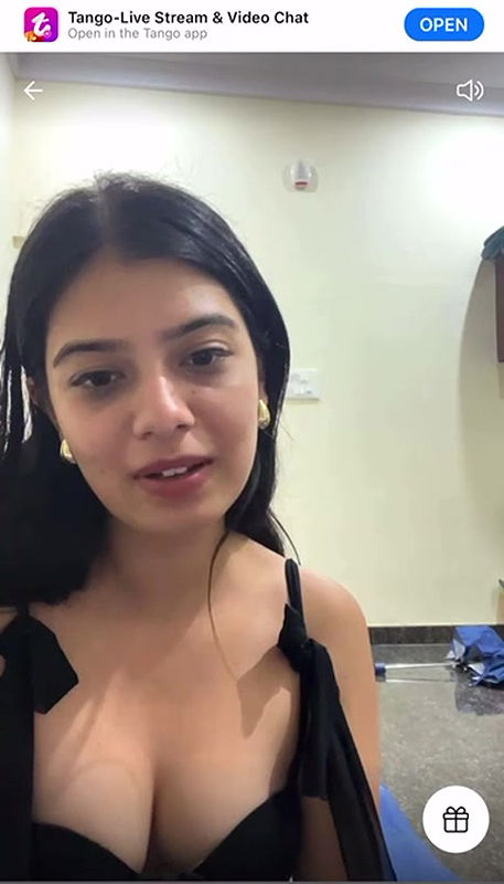 Super Cute Tango Girl Sweetu Sultry Cleavage Show on Group Live