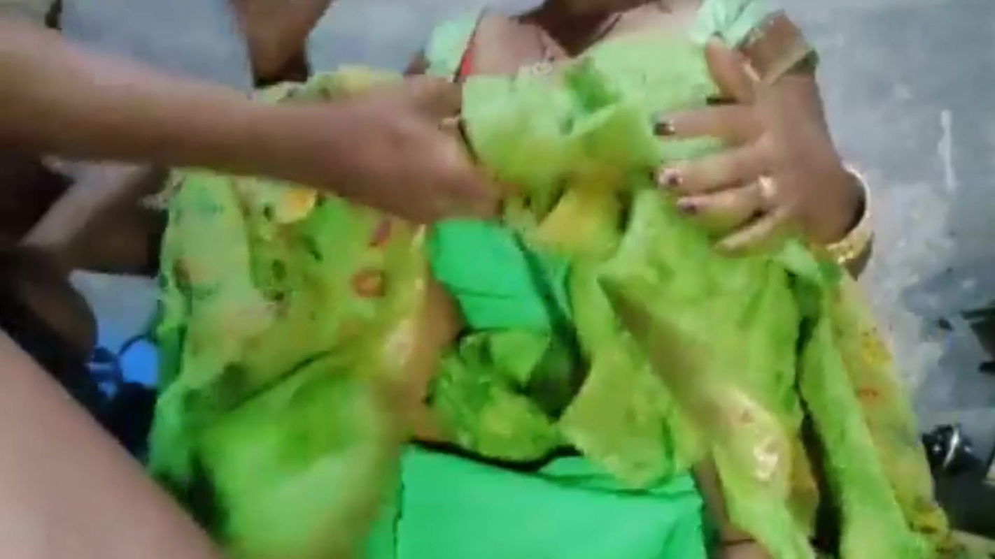 Bihari Desi Bhabhi Chodwati Hai Apne Chote Dewar Ka Body Dekhke (Hindi Audio)