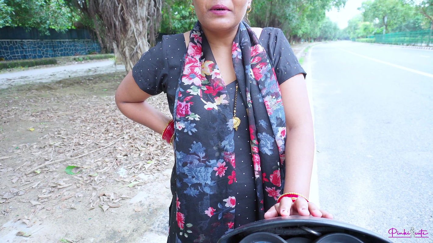 Desi prostitute- (Dhandhe wali) bhabhi dealing for Fuck with Client on road, she fucked by him in Doggystyle with HINDI Audio