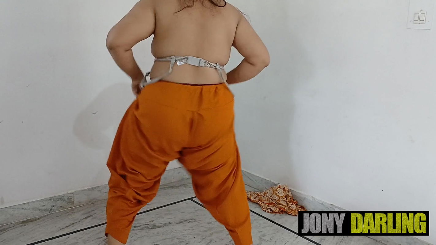 Hotwife Mujra infront of Her Husband’s Friend on Punjabi Song